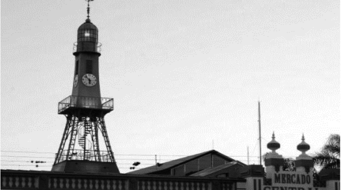 Fotografia oficial da torre do relógio do Mercado Público de Pelotas usada como contexto da Questão 19 do PAVE 2 de 2023.